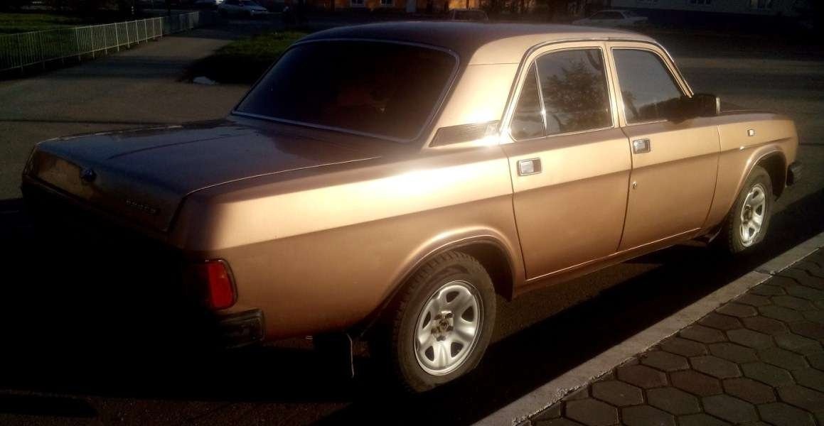 автомобиль, окрашенный лаком металлик
