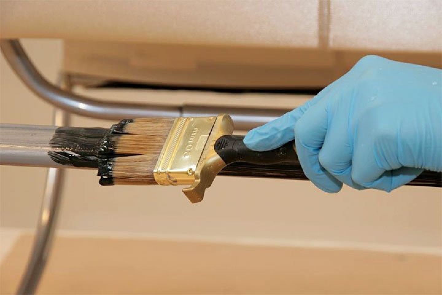 Крашенный металл. Какую краску наносить на металл. Окраска металлических поверхностей. Покрашенный металл. Краска для дверцы печи.