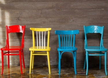 Если вы приняли решение самостоятельно покрасить стул, не стоит спешить. Для начала следует определиться, какой краск...