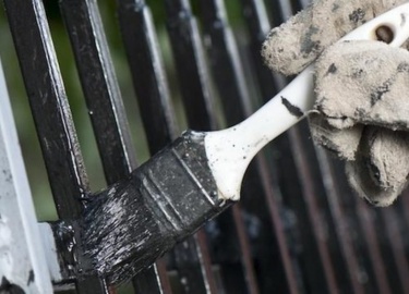 Ограду на кладбище рекомендуется красить в сухую и теплую погоду. А выбирать лучше ту краску, которая быстро сохнет. Рассмотрим популярную продукцию.