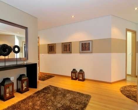 Широкая горизонтальная полоса - еще один способ окрасить комнату в два цвета.
