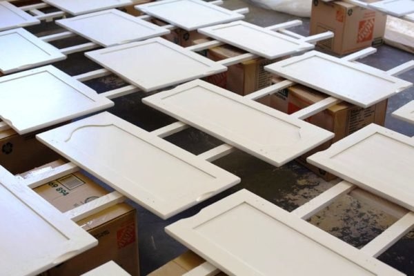 Перед распылением краски расположите предметы так, чтобы им было удобно.
