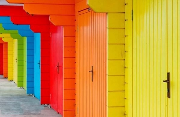 Большинство красок для дерева выпускаются в широкой цветовой гамме.
