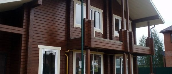 Краска может усилить естественный цвет древесины, делая материал более стойким.
