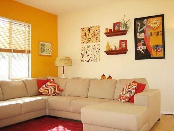 Светлый цвет из той же палитры - самый простой способ сделать интерьер ярче.
