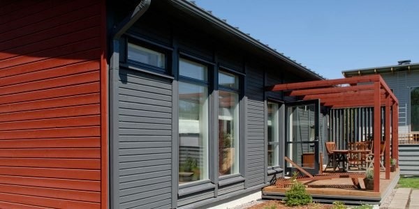 Фасадные краски можно успешно комбинировать: защита древесины и интересный декоративный эффект
