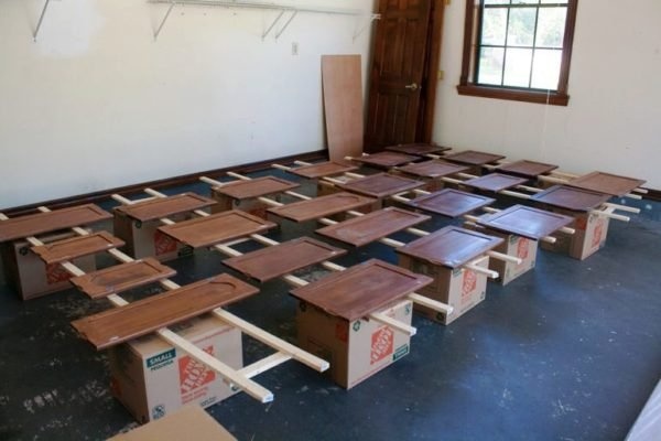 Перед нанесением краски разложите предметы удобным образом.
