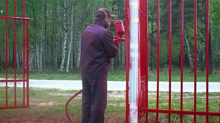 Нанесение краски с помощью распылителя