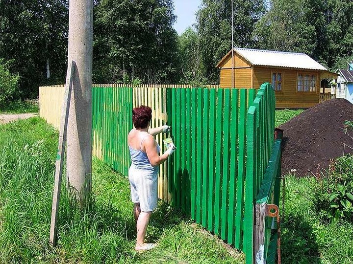 Покраска забора в зеленый цвет