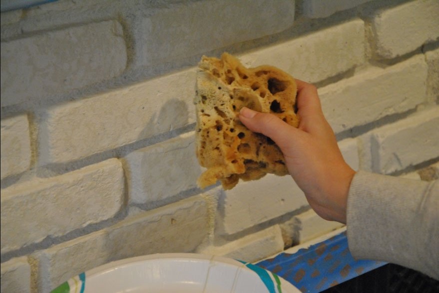 Чем и как красить кирпич (кирпичную стену) Инструменты для покраски кирпича
